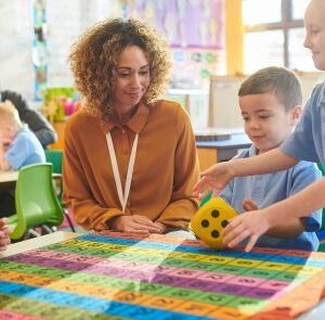 Maestría Internacional en Auxiliar de Educación Infantil + Maestría Internacional en Coaching Psicológico + Diplomado en IA para la Educación y la Docencia