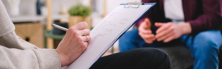 Descubre los requisitos para ser terapeuta holístico, qué estudiar y las principales salidas laborales.